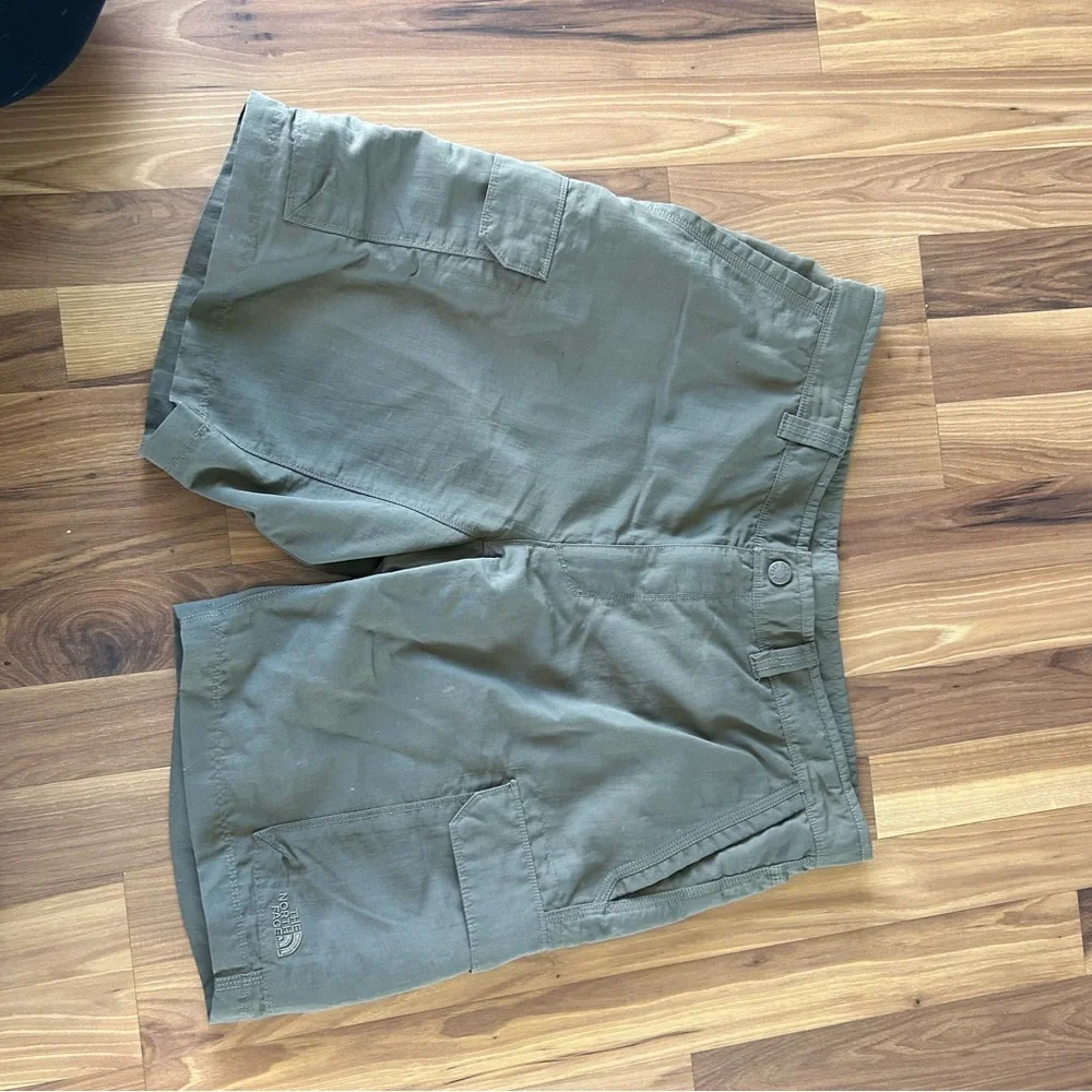 [The North Face] Green Cargo Shorts